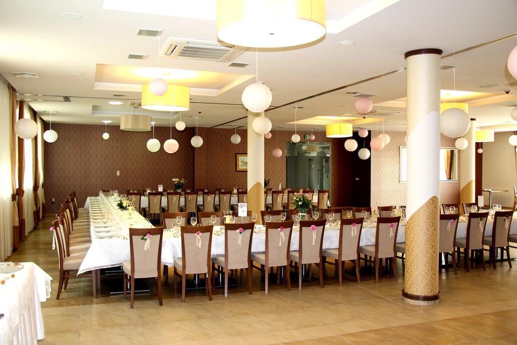 שיצ'וצ'ינק Hotel Austeria Conference & Spa מראה חיצוני תמונה