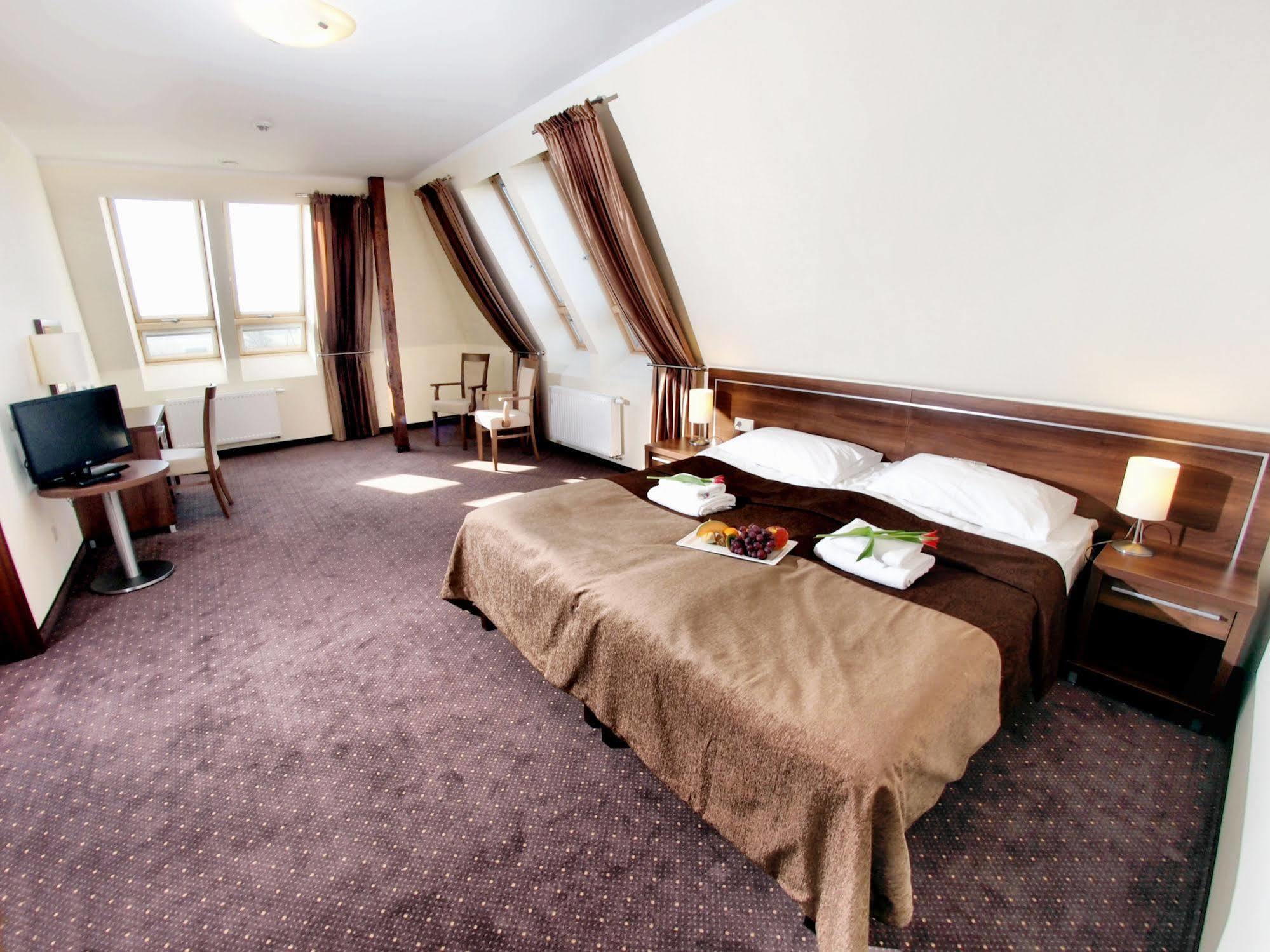 שיצ'וצ'ינק Hotel Austeria Conference & Spa מראה חיצוני תמונה